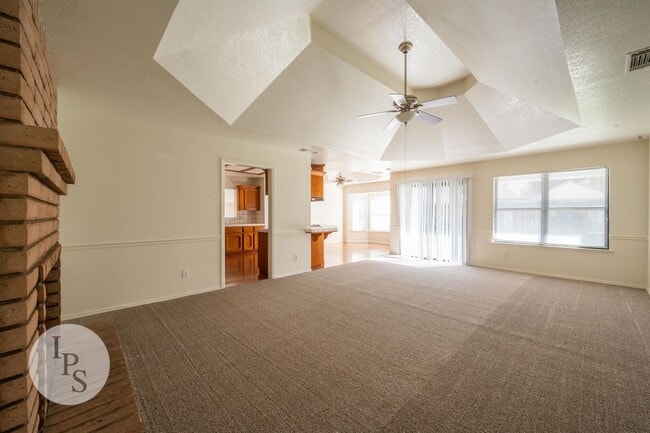 Photo - North West Fresno Home, 3BR/2BA, 1878sf, NEW CARPET - Lots of Amenities!