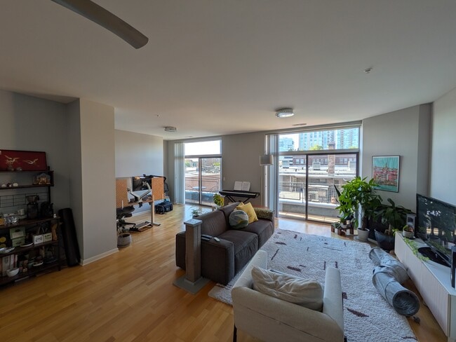 Sala de estar y rincón - 1572 Maple Ave Unidad 304