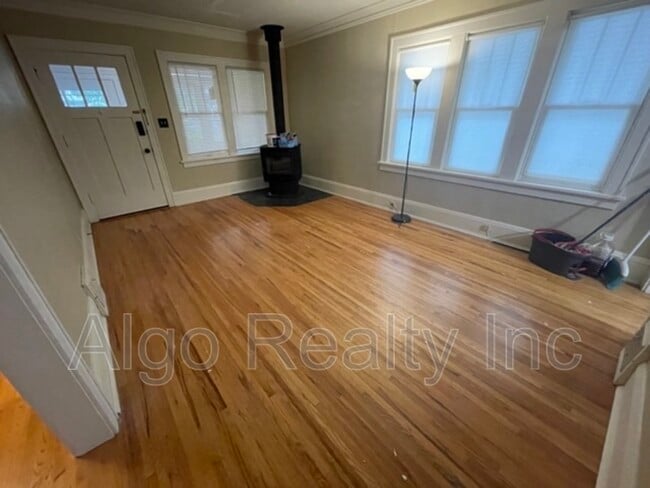 Photo - 1475 Albert St N