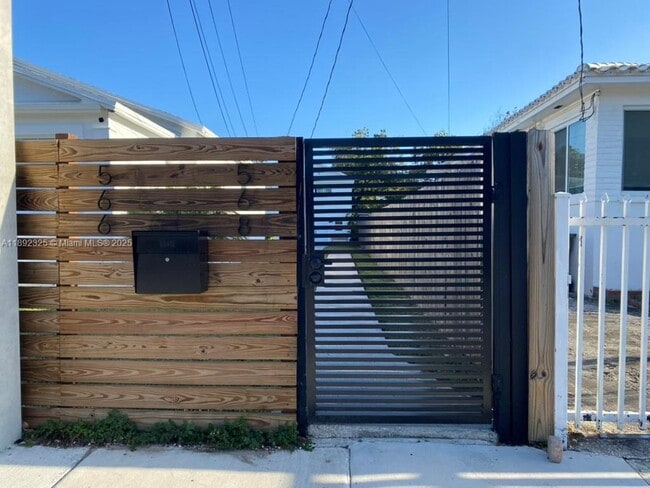 Photo - 564 NW 51st St Unidad C