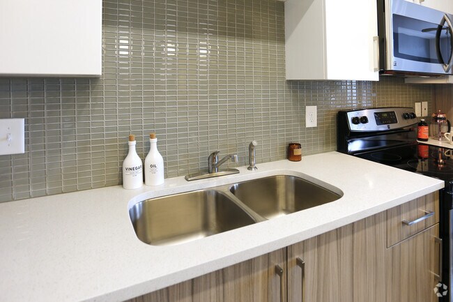 1 BR, 1 BA - 765 SF