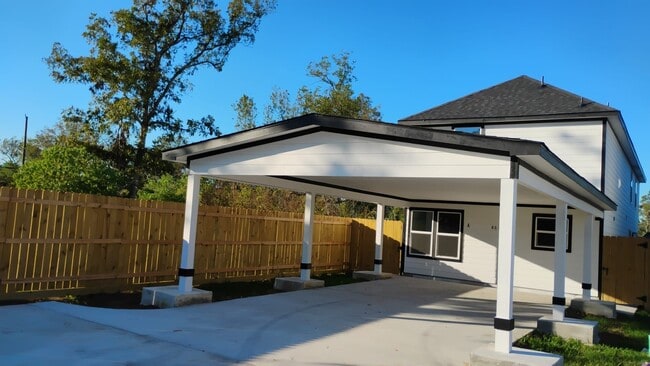 Building Photo - Brand new unit 3 bedrooms, 2.5 baths with carpod, private backyard with hi fences.