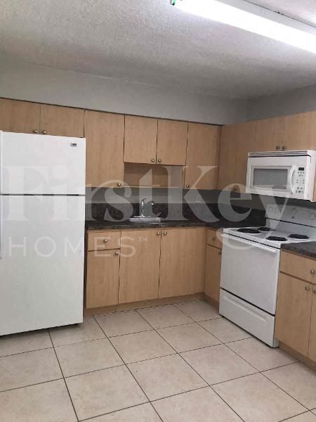 Photo - 4951 SW 16th St