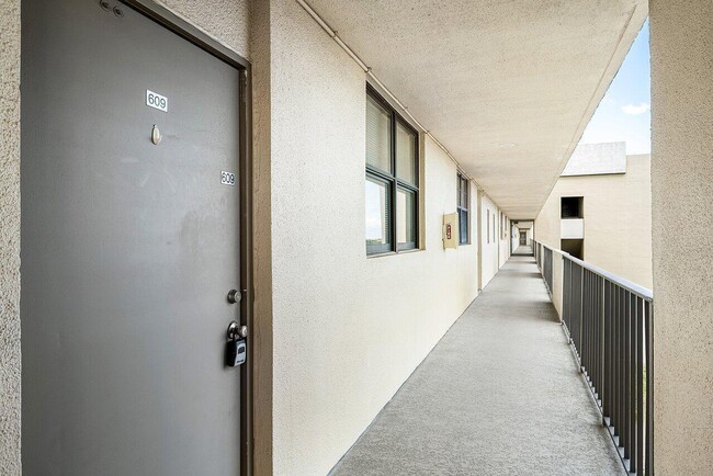 Building Photo - 2400 Deer Creek Country Club Blvd Unit 609-1