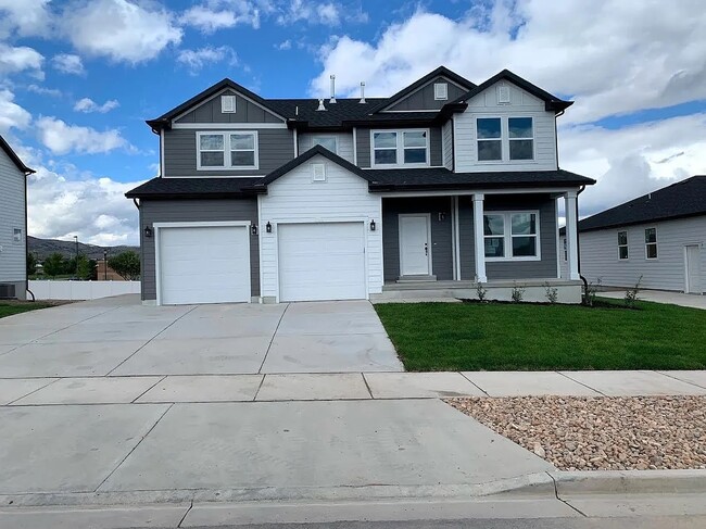 Building Photo - 724 W Blue Mountain Dr