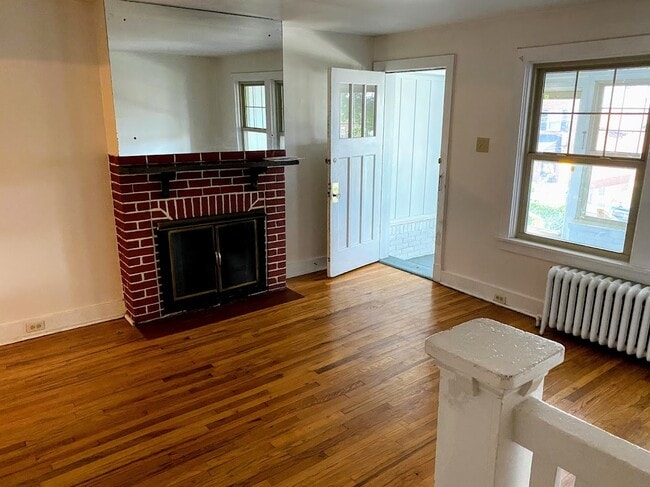 Building Photo - 6325 Glenview Pl