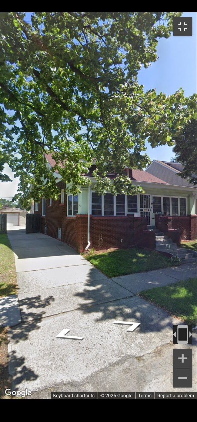 Building Photo - 107 Batavia St Unit #2