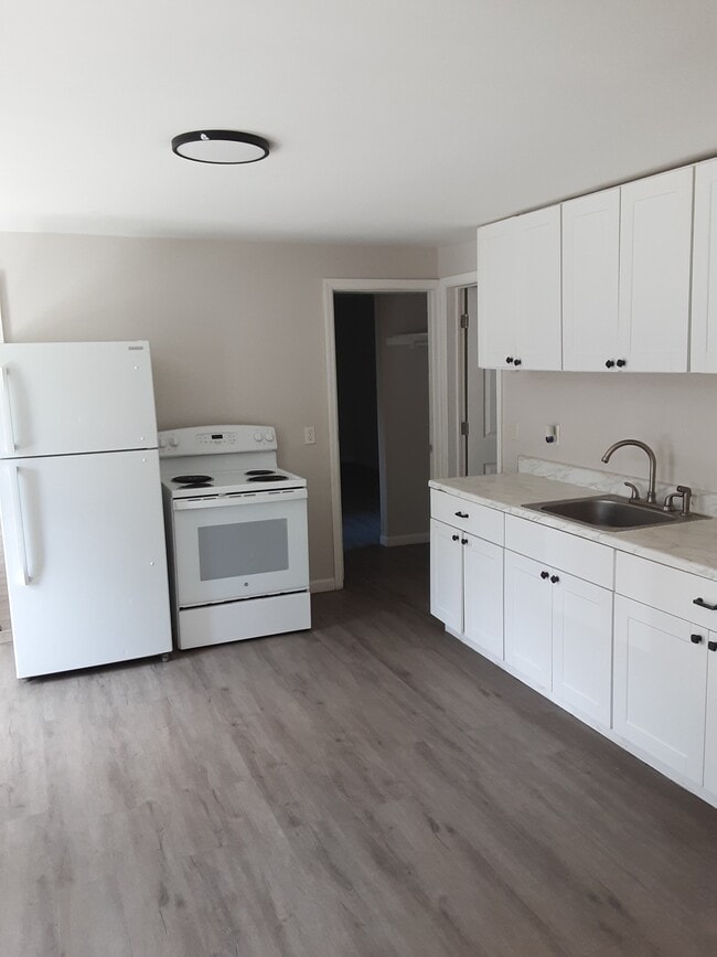Building Photo - 56 Warren St Unit 3