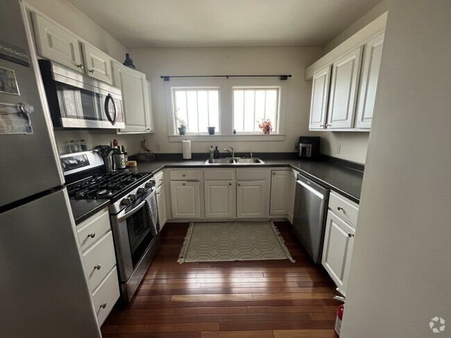 Kitchen with Stainless steel Applliances - 430 Shelburne Rd Unit 3 Rental