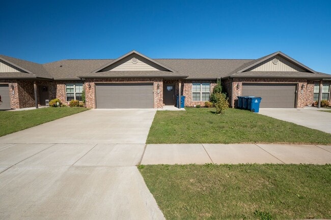 Building Photo - Charming 3-bedroom, 2-bathroom home located in the beautiful Pea Ridge, AR