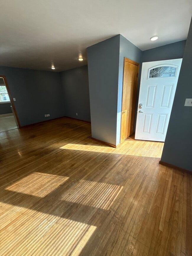 Building Photo - NSP-615/617 Unit 615 Rental
