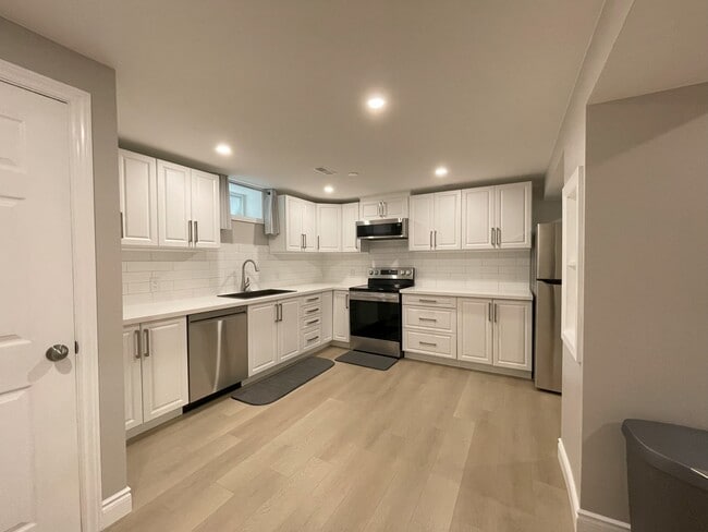 Photo - 895 Cochrane Cres Unit 2