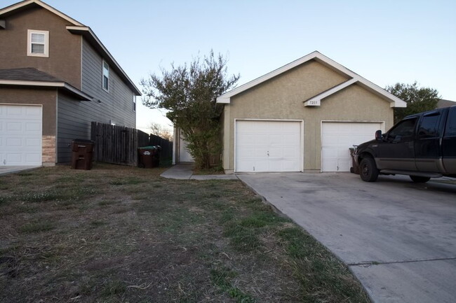 Building Photo - 7219 Golf Way Unit 1