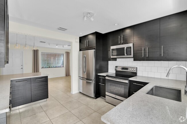 Building Photo - 320 NE 1st Ave Rental