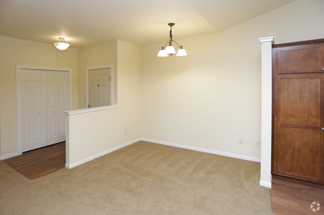 Two Bedroom-Dining Area - Courtyard at Highpointe