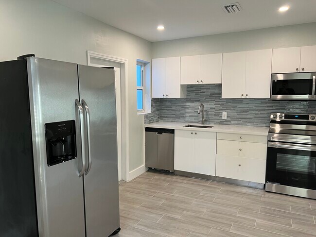 Kitchen - 1516 N Andrews Ave