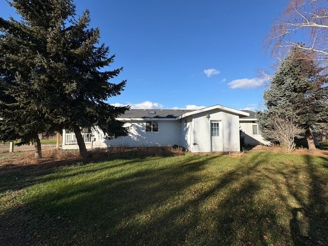 Building Photo - Country LIving