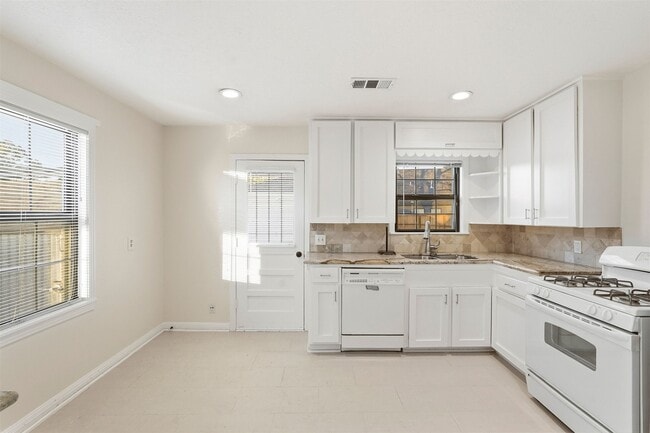 Photo - 3521 Burgundy Ln