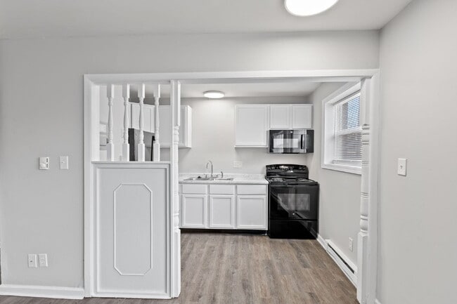 Building Photo - "$350 off if moved in by 7/10/26 - "Charming 2-Bedroom Apartment with Spacious Living in Indianap... Unit E