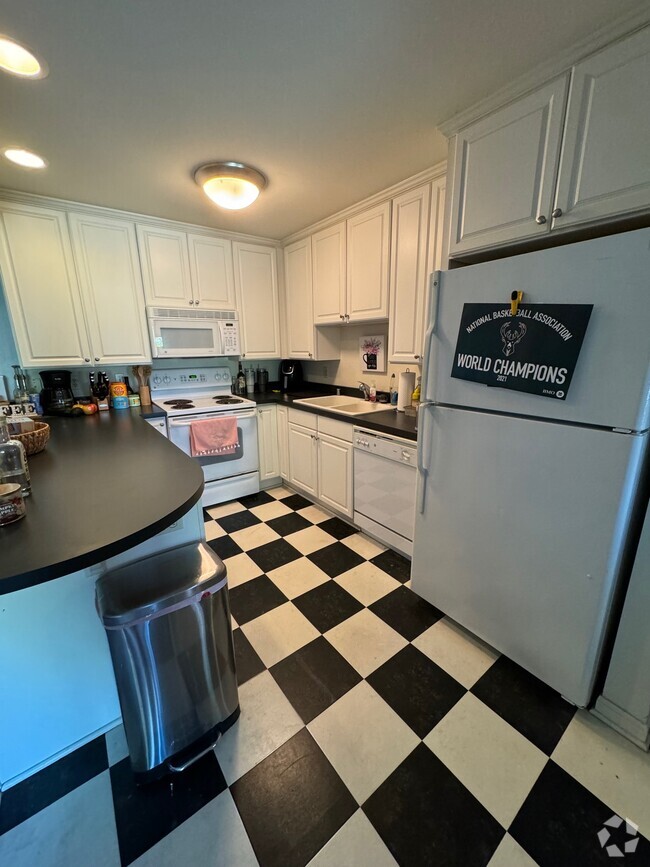 Building Photo - 1108 N Milwaukee St Unit 208 Rental