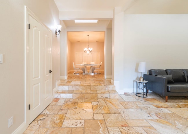 Photo - 585 E Chesapeake Cir