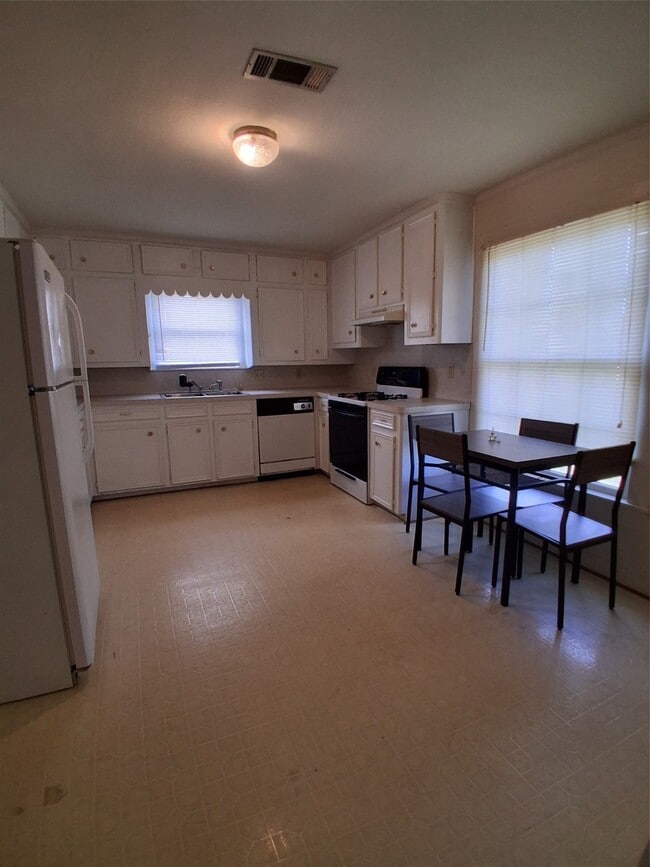 Photo - 204 Holderrieth Blvd