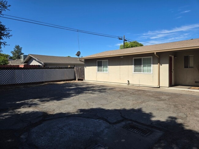 Building Photo - 1526 Locke Rd Unit C Rental