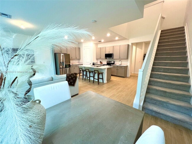 9045 Zevon Ct