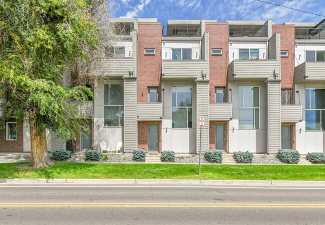 Building Photo - $3,200 - 2 Bed/2.5-bathroom Townhome in De...