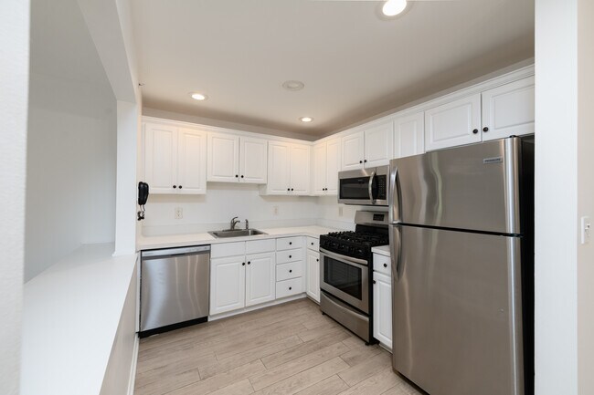 Photo - 430 Wedgewood Cir