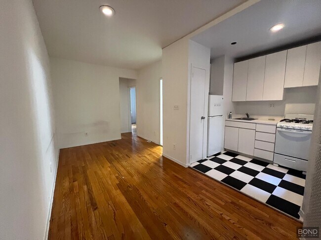 Building Photo - 425 E 65th St Unit 5 Rental