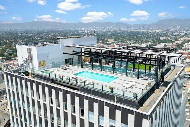 Building Photo - 3810 Wilshire Blvd Unit 303