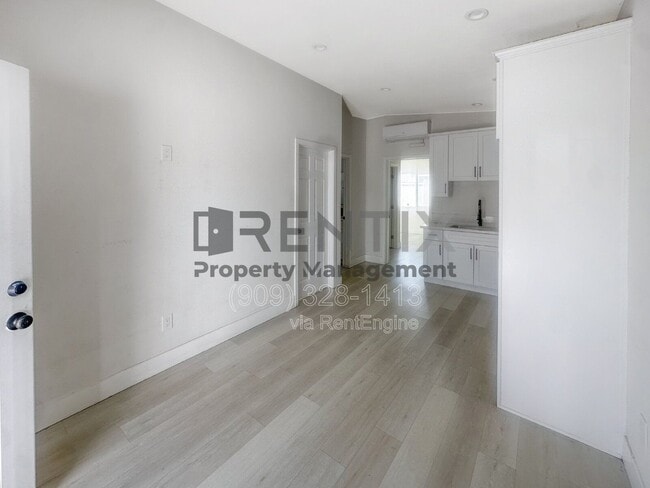 Photo - 787 N Reservoir St