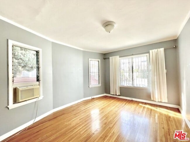 Photo - 227 N Swall Dr