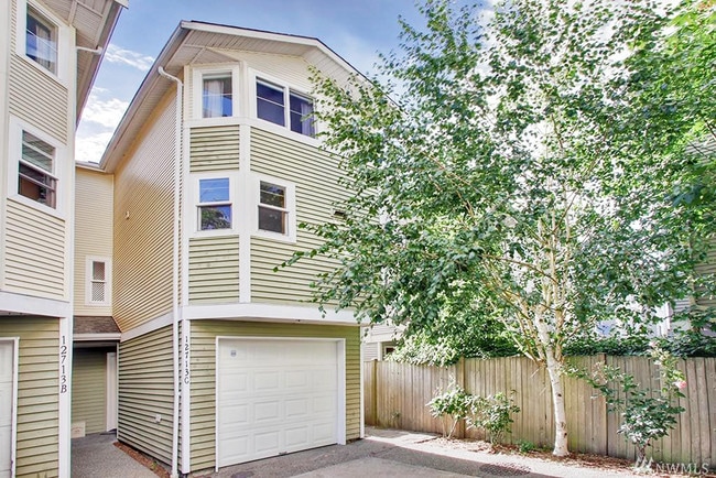 End-unit townhouse with garage & extra privacy - 12713 Greenwood Ave N Rental