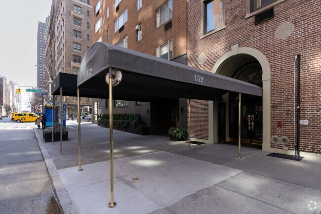 Entrance - 132-134 E 72nd St