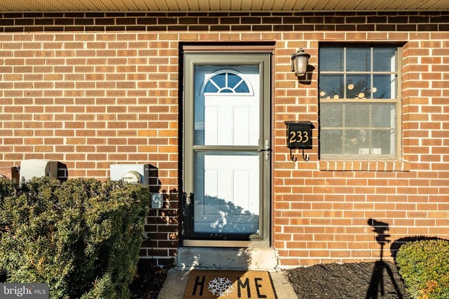 Building Photo - 233 Holly Dr