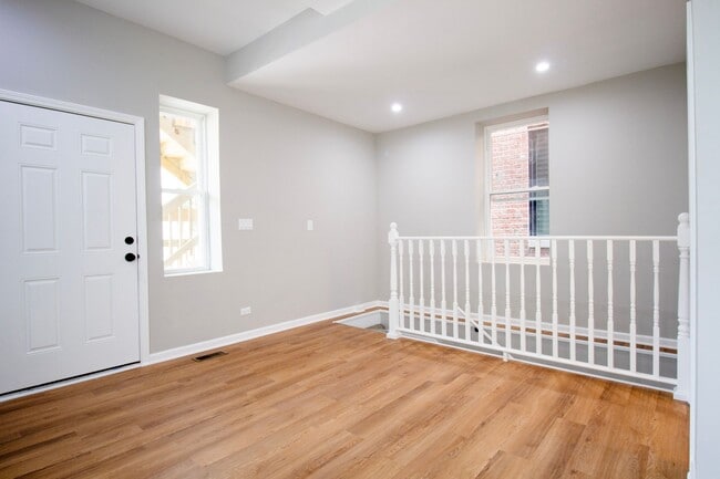 Photo - Amazing 4-bed Duplex by UIC Unit 1F