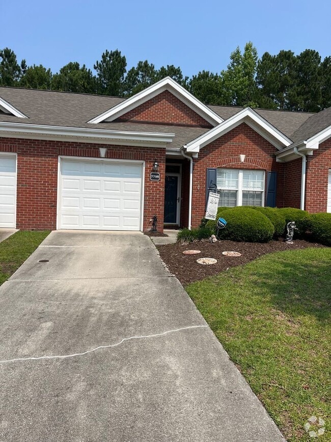 Building Photo - Like new Townhome