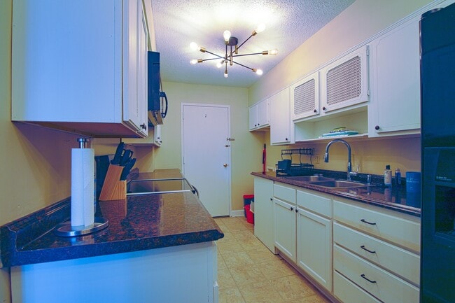 Kitchen - 3080 Walnut Grove Rd Unidad Commodore  305