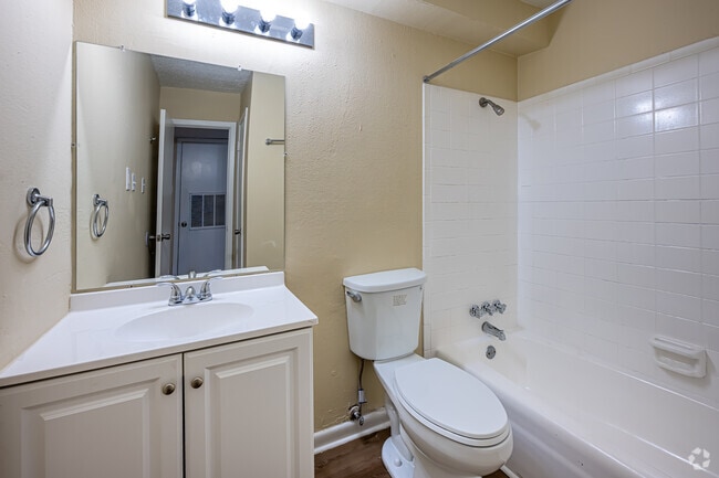 2BR, 1BA - 889SF - Bathroom