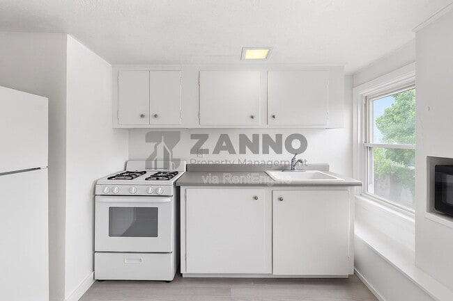 Building Photo - 82 Burlington St Unit 3