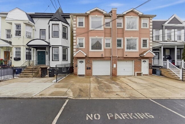 Building Photo - 46 ARMSTRONG St Unit 2