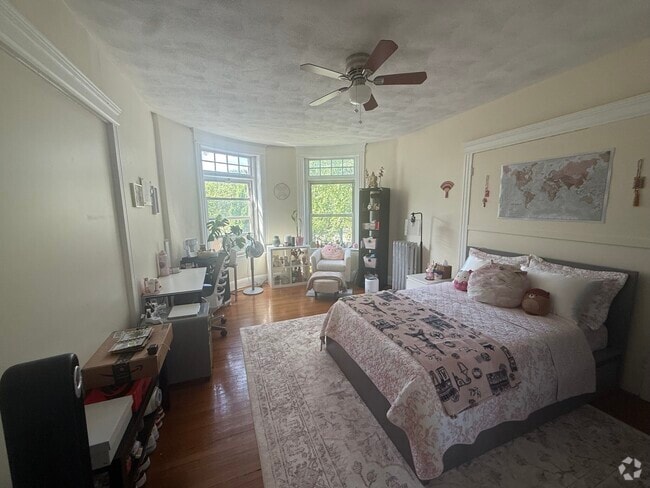 Building Photo - 1799 Beacon St Unit 2 Rental