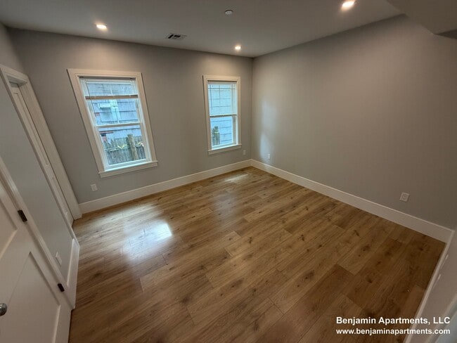 Photo - 11 Holton St