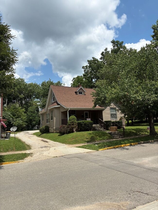 Photo - 725 E 2nd St