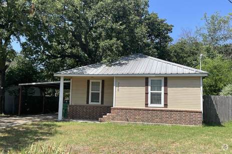 Building Photo - The best little house and close to campus!