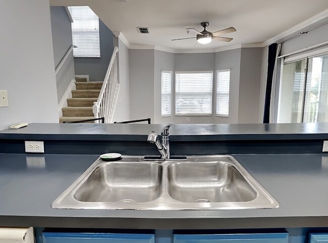 Photo - 2550 Grand Central Pkwy