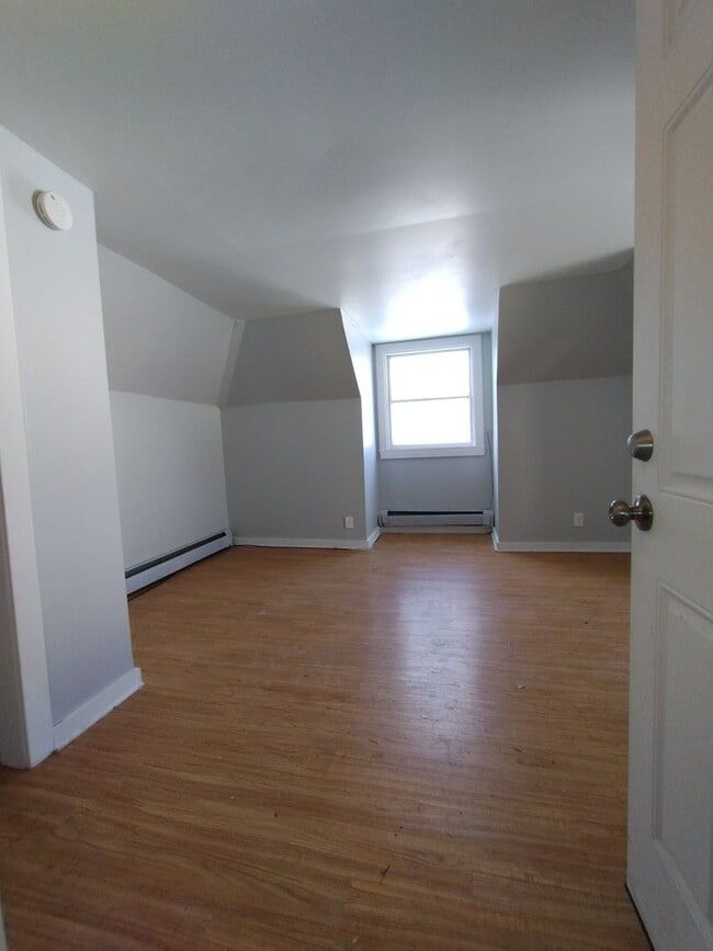 Building Photo - Historic Mansion Rooms for Rent – All Utilities Included Unit 10