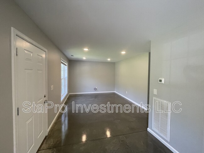 Photo - 146 Henry Rd Unidad B